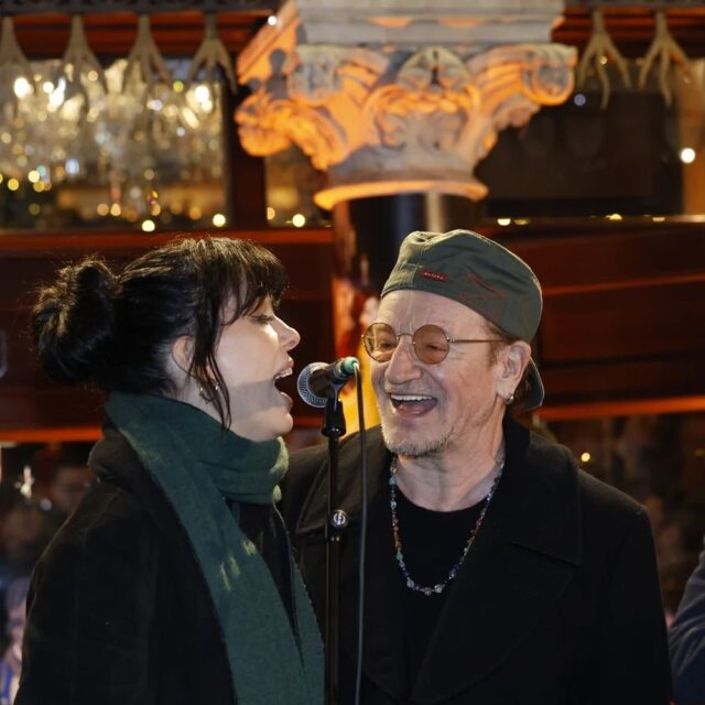 Bono та Imelda May виконали «Christmas (Baby Please Come Home)» на традиційному різдвяному вуличному концерті в Дубліні